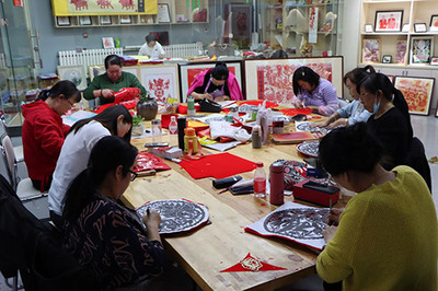 陜西定邊社區(qū)剪紙工廠 讓“指尖技藝”升級(jí)“指尖產(chǎn)業(yè)”