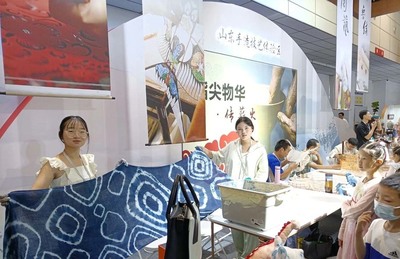展現璀璨文化印記 獲稱“淄博新的城市名片 ” 我院“絲綢國風文創產品”作為淄博文化靈魂三件套亮相第四屆國際文博會