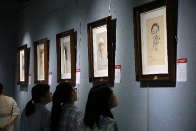 “《共和國脊梁肖像展》走進藝術(shù)瑞光”活動在鄭舉行